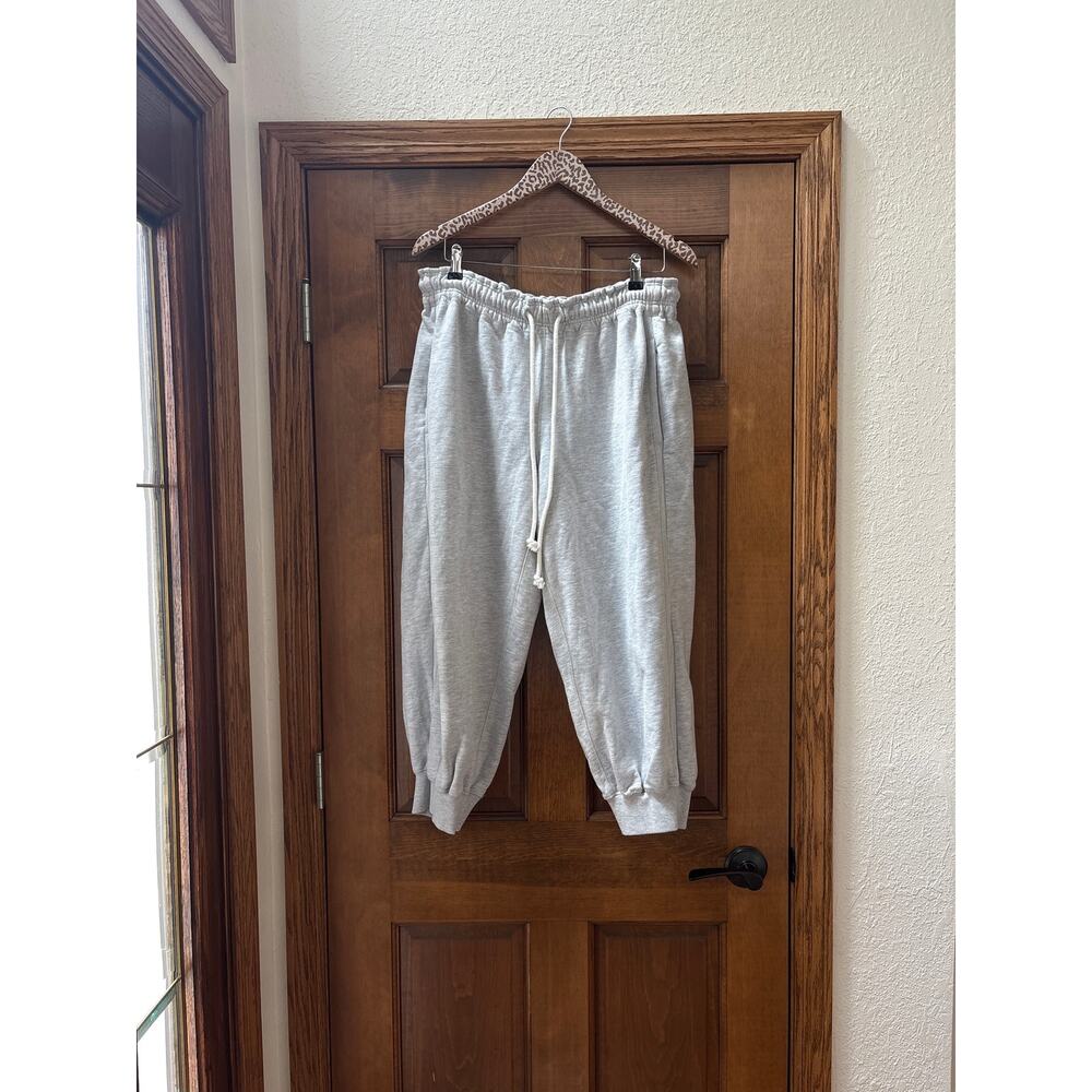 FREE PEOPLE MOVEMENT Flutter Cropped Joggers in Grey Size Large - Picture 3 of 6
